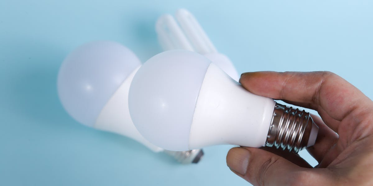 Wie gefährlich ist das Blaulicht aus Ihrer Deckenlampe wirklich? Was die Norm IEC 62471 misst, was die BAuA an 43 LEDs herausgefunden hat, und warum die Blaulichtbrille trotzdem Unsinn ist