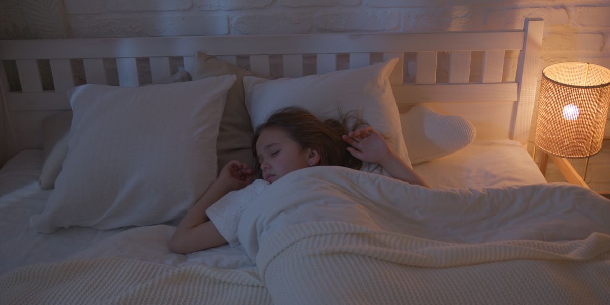 Nachtlicht im Kinderzimmer: Eine Stunde helles Licht senkt das Melatonin um 88 Prozent